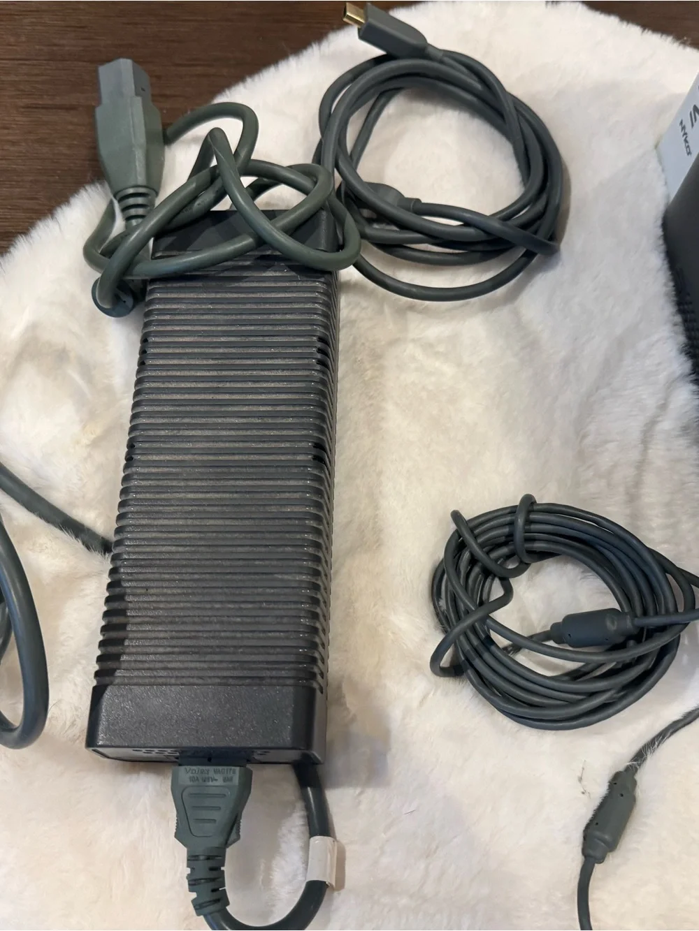 Microsoft xbox360 Console Bundle in Black with Two Wireless Controllers 2 games